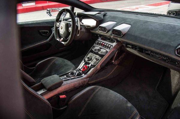 Lamborghini-Huracan-Performante-Prototype-cabin-01